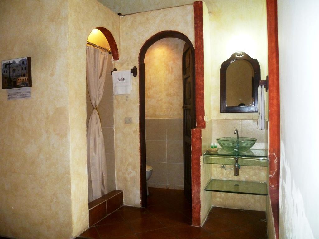 Hotel Y Galeria Uxlabil Antigua Quarto foto